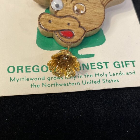 Myrtlewood Brooch Pin Carved Cow Hand Made in Oregon's Finest Gift 1 Googly Eye - Picture 4 of 7